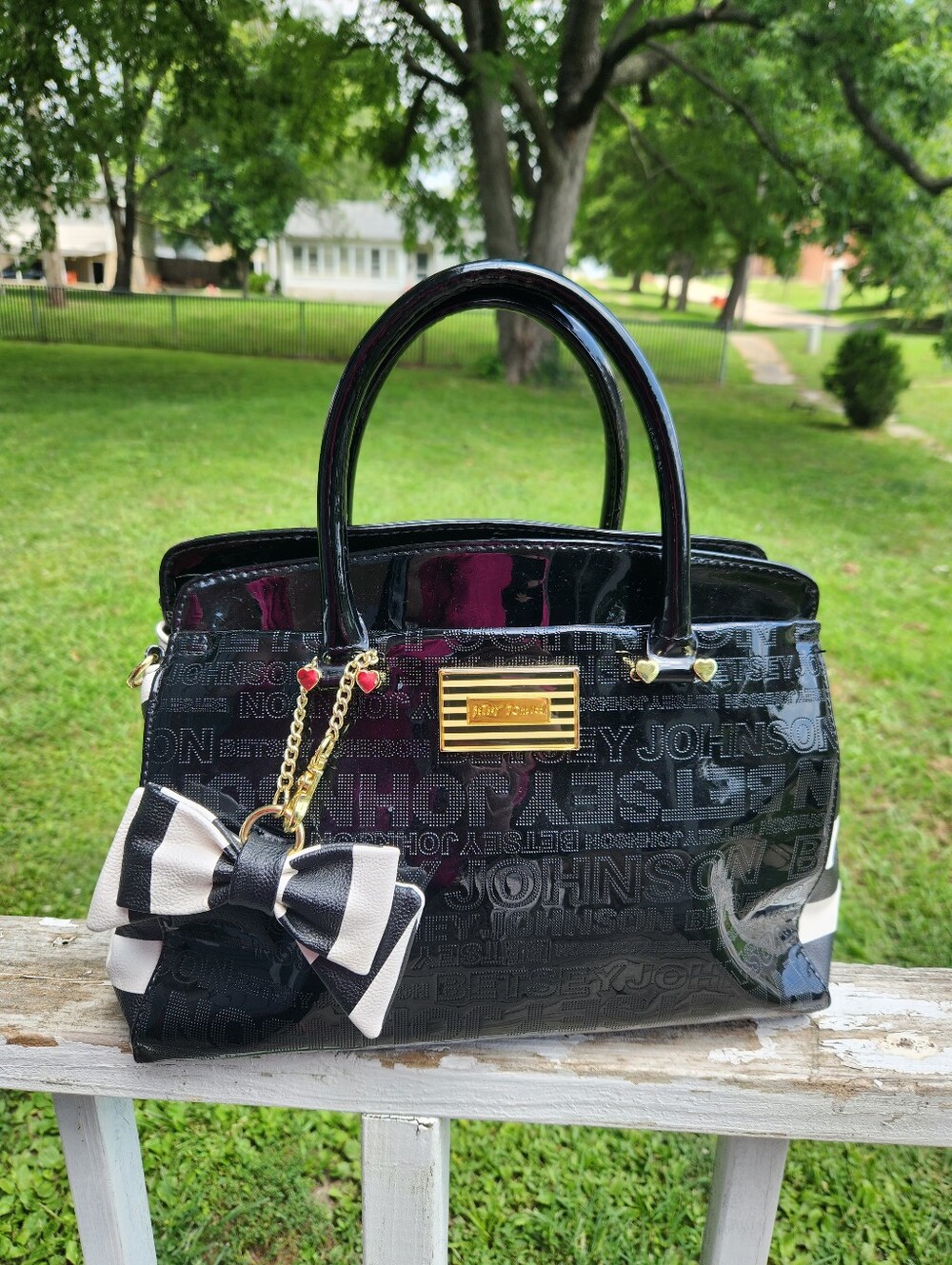 Betsey Johnson shoulder bag Shiny Black Gold Hearts Bow black/white stripe EUC